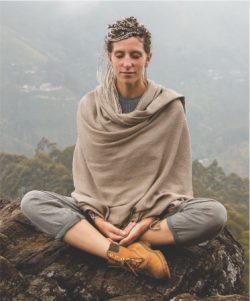 mulher meditando-1-322x450
