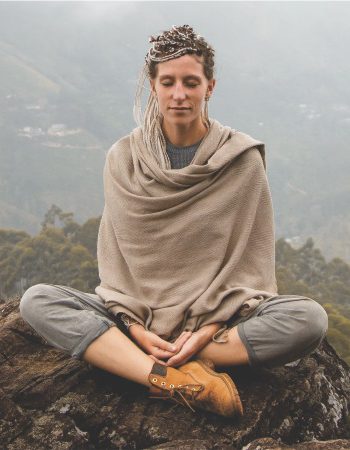 mulher meditando-1-322x450