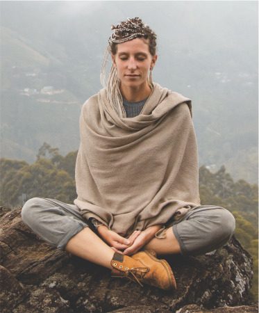 mulher meditando-1-322x450